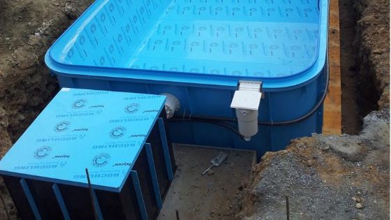 Kompletní montáž technologie zapuštěného plastového bazénu do země šachta na filtraci